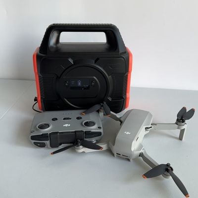 Generator słoneczny 300W AC DC Podwójne ładowanie USB typu C dla stacji ładowania zewnętrznego