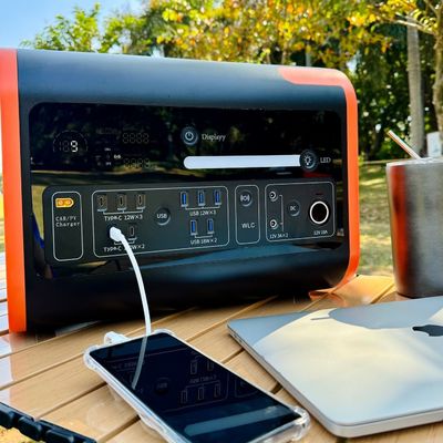 AT22 2200W/2048wh Przenośna Elektrownia Przechowująca Energię ODM/OEM do działań na świeżym powietrzu