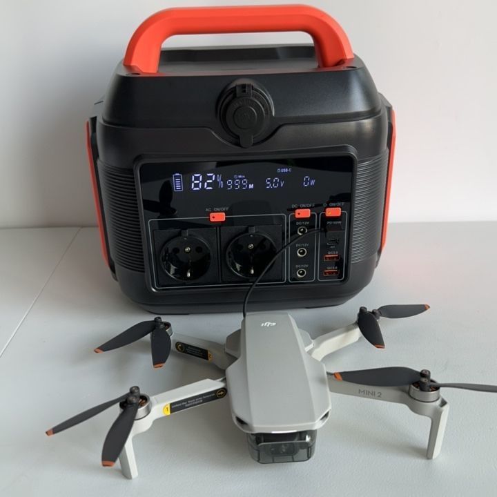LiFePO4 Battery Charging Bank 600W Mobilna moc z wyjściem QC3.0 18W i oświetlenie LED 11W